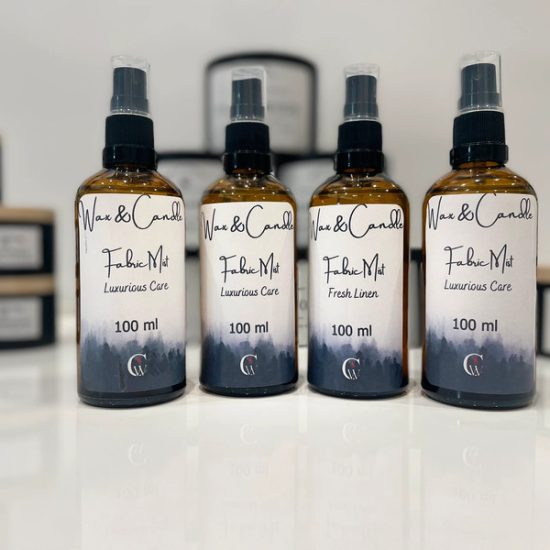 Τα οικολογικά Fabric Mist αποτελούν μια φιλική προς το περιβάλλον επιλογή για να φρεσκάρετε τα υφάσματα και τον χώρο σας με φυσικό τρόπο. Γυάλινο μπουκαλάκι 100 ml: Κομψή και βιώσιμη συσκευασία που μειώνει τη χρήση πλαστικού. Μακρά διάρκεια αρώματος: Τα αρώματα παραμένουν για ώρες, προσφέροντας συνεχή φρεσκάδα. Διαθέσιμα αρώματα: Luxurious Care: Ένα φίνο και εκλεπτυσμένο άρωμα που προσφέρει αίσθηση πολυτέλειας. Baby Powder: Απαλό και δροσερό, θυμίζει την καθαριότητα της βρεφικής φροντίδας. Fresh Linen: Φρέσκο και ανάλαφρο, σαν τα λευκά είδη μόλις βγουν από την μπουγάδα. Cotton: Καθαρό και ήπιο, ιδανικό για να δημιουργήσετε μια ζεστή και φυσική αίσθηση. Αρωματίστε τα υφάσματά σας, όπως κουρτίνες, καναπέδες και ρούχα, ή φρεσκάρετε τον χώρο σας με απόλυτα φυσικό και μακράς διαρκείας αποτέλεσμα. Ιδανικά για καθημερινή χρήση ή για να δώσετε έναν ξεχωριστό αρωματικό τόνο σε ιδιαίτερες στιγμές. Άμεσα Διαθέσιμα. (Τιμή ανα Τεμάχιο)