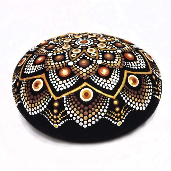 Mandala λουλούδι, ζωγραφισμένο σε φυσική πέτρα θαλάσσης