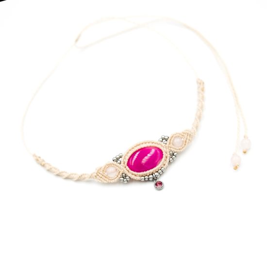 Kολιέ macrame με ημιπολύτιμη πέτρα, φούξια αχάτη, με μπεζ κορδόνι, αυξομειούμενο.