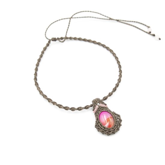 Kολιέ macrame με ημιπολύτιμη πέτρα, φούξια αχάτη, με καφέ κορδόνι, αυξομειούμενο.
